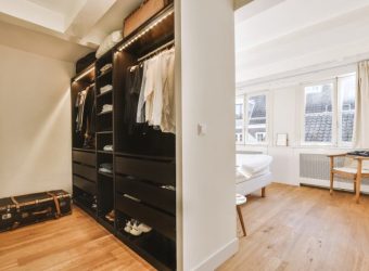 Jak zagospodarować garderobę na strychu? Optymalne wykorzystanie przestrzeni na poddaszu
